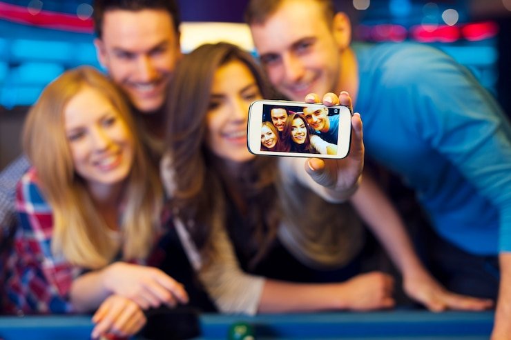 Antarmuka mobile slotqu88 menampilkan studio kasino langsung dan menu sportsbook di layar perangkat