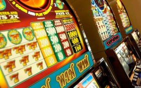 Studio kasino langsung slotqu88 dengan dealer dan kamera multi-sudut yang menampilkan permainan blackjack